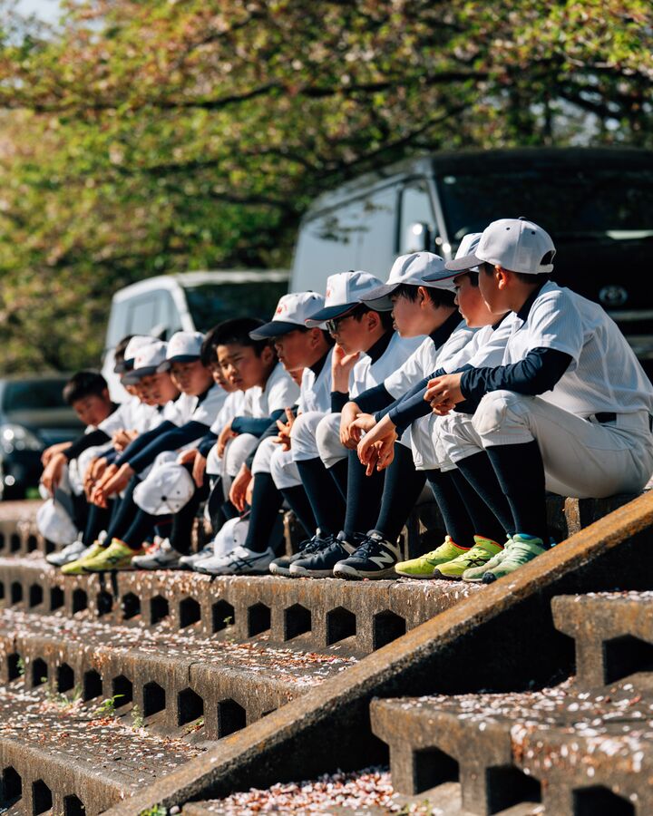 ベンチに並んで試合を見守る選手たち