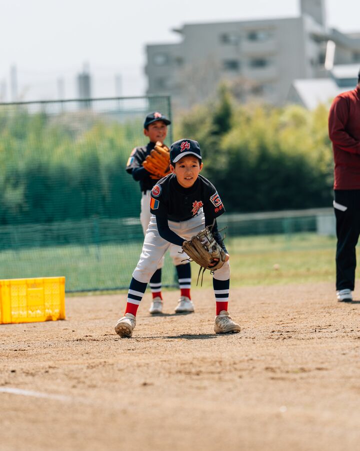 腰を落として打球に備える選手