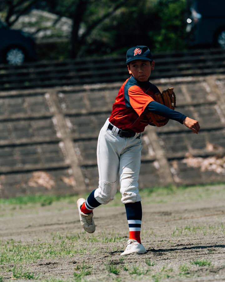 投球する選手
